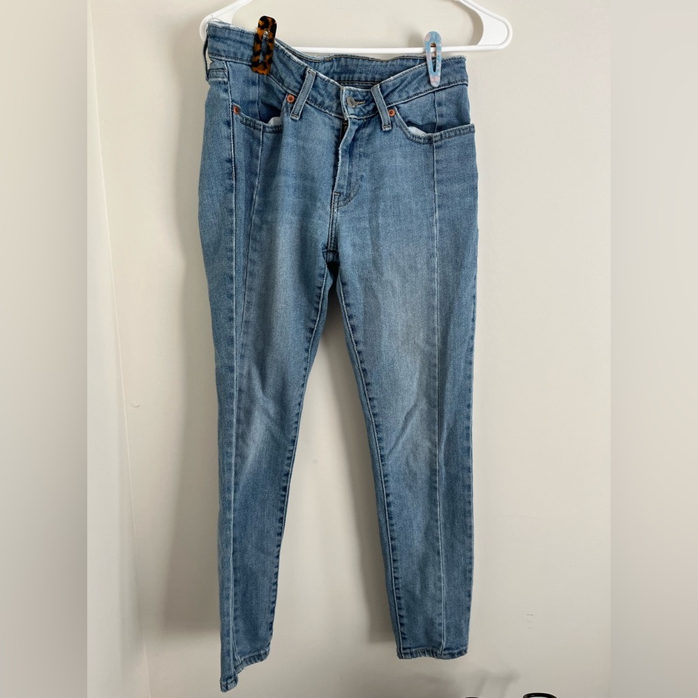 Levi’s light wash skinny jeans